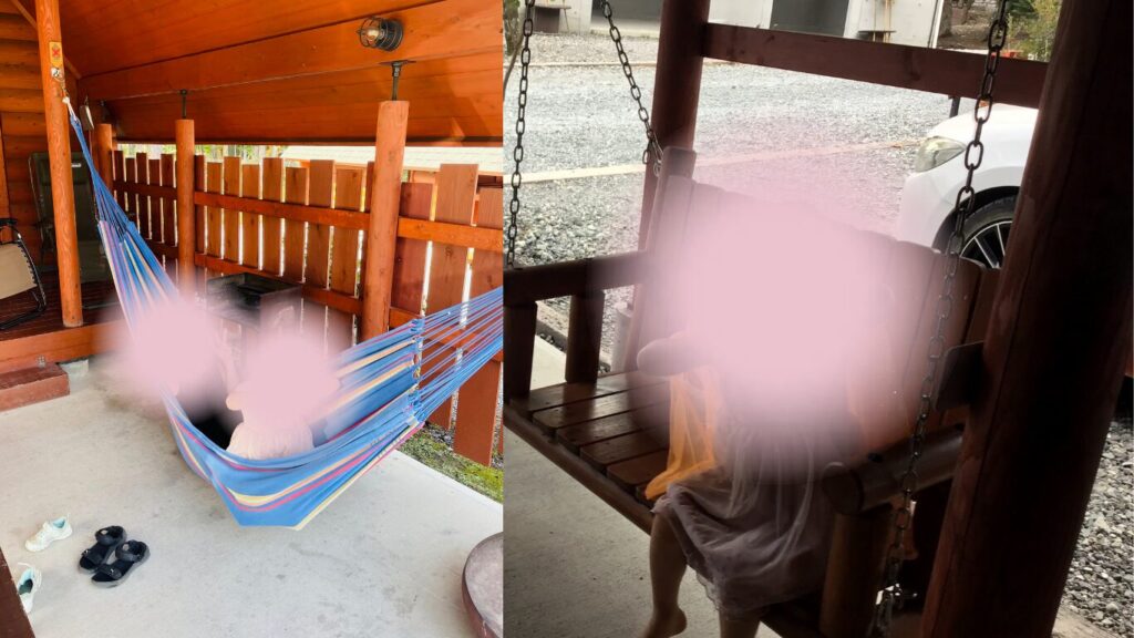 キャビンアンドキャビンズのデッキでブランコとハンモックを楽しむ子ども