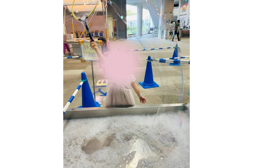 現代産業科学館でしゃぼん玉作り