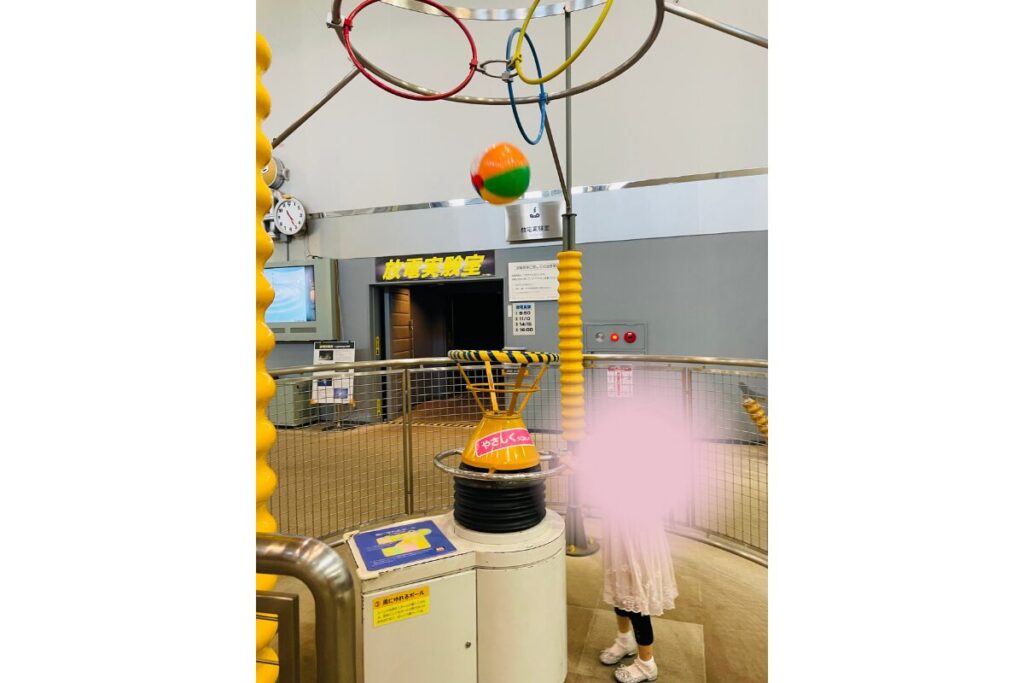 現代産業科学館でボールを風で浮かせて遊ぶ